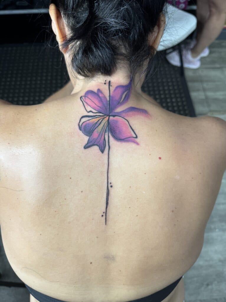 Тату абстрактии гули акварелӣ аз ҷониби Binky Warbucks. Татуировкаи акварелӣ рамзи файз ва зебоии номуайян аст. Ба рақами 404-973-7828 занг занед ё барои машварати ройгон истед. Даромадгоҳҳо хуш омадед.