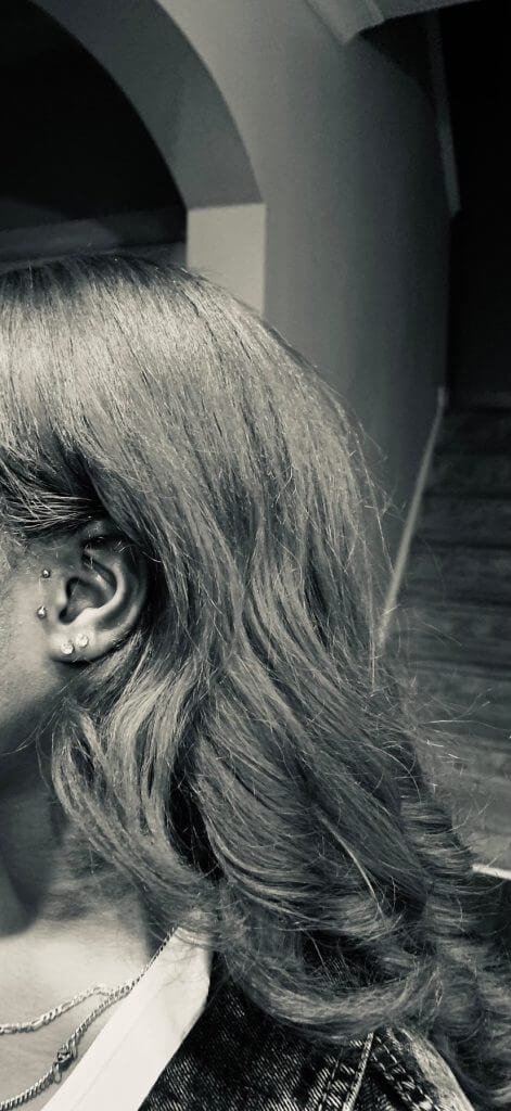 Пирсинг поверхностного козелка от Newjac в Iron Palm Tattoos в Атланте, Джорджия. Позвоните по телефону 404-973-7828 или зайдите на бесплатную консультацию. Принимаются без предварительной записи.