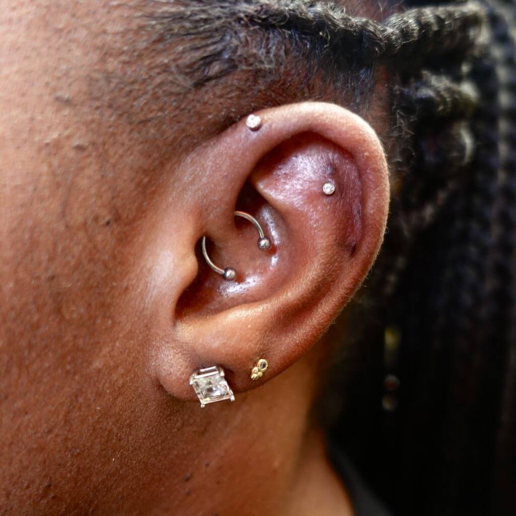 Daith & Flat Body Piercing Ni Ari Ar Iron Palm Tattoos. Tumawag sa 404-973-7828 o huminto para sa libreng konsultasyon. Tinatanggap ang mga walk in.
