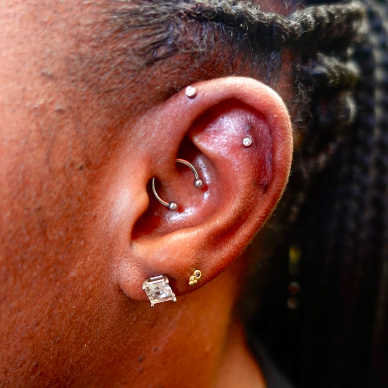 Daith & Flat Body Piercing от Ari Ar Iron Palm Tattoos. Звоните 404-973-7828 или приходите на бесплатную консультацию. Принимаются без записи.