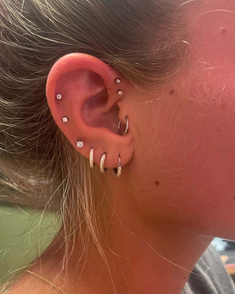 Double Forward Helix & Helix Body Piercing от Ari в Iron Palm Tattoos. Ари — мастер женского пирсинга в Iron Palm Tattoos. Она доступна для посещения без предварительной записи или по предварительной записи.