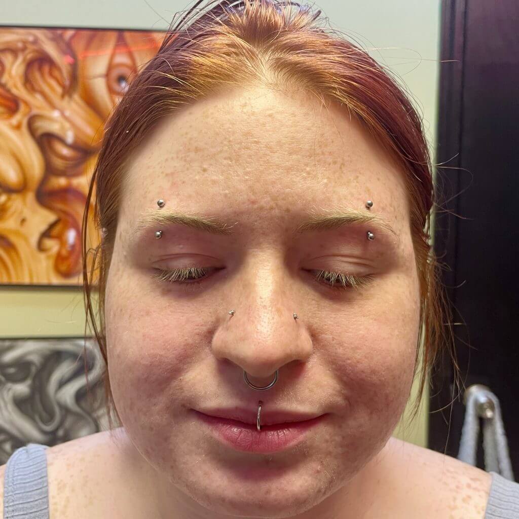 Double High Nostril Piercings Ni Ari sa Iron Palm Tattoos. Tumawag sa 404-973-7828 o huminto para sa libreng konsultasyon. Tinatanggap ang mga walk in.