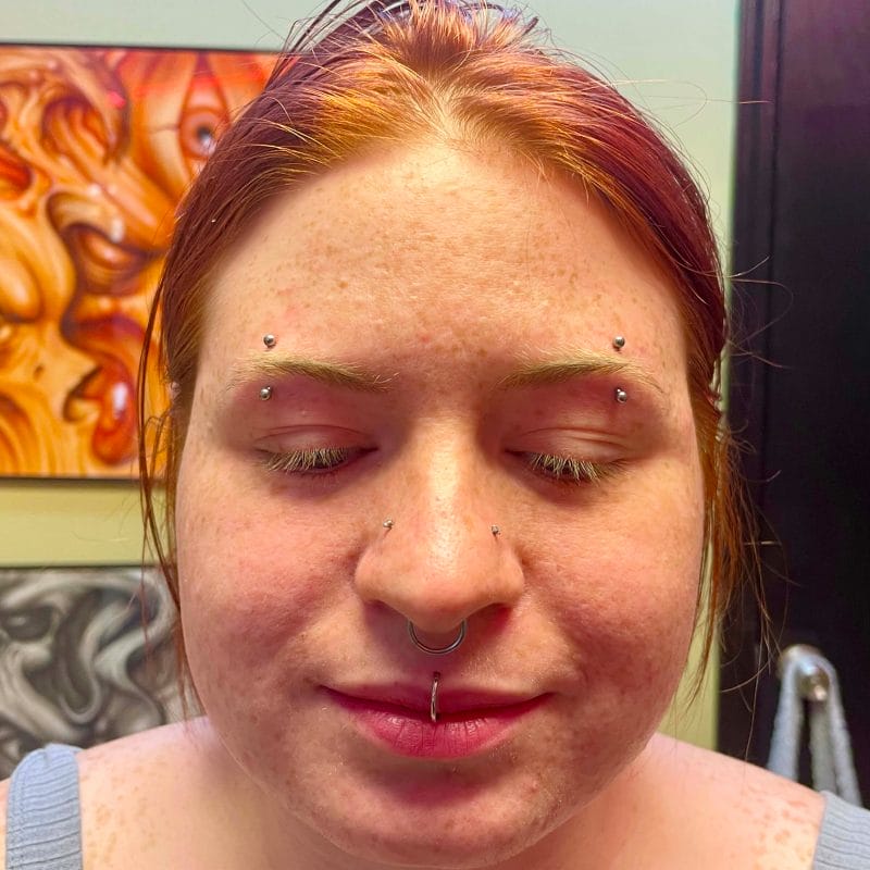 Dvojitý piercing do vysokej nosovej dierky od Ariho z Iron Palm Tattoos. Zavolajte na číslo 404-973-7828 alebo sa zastavte na bezplatnú konzultáciu. Akceptujeme aj návštevu bez objednania.