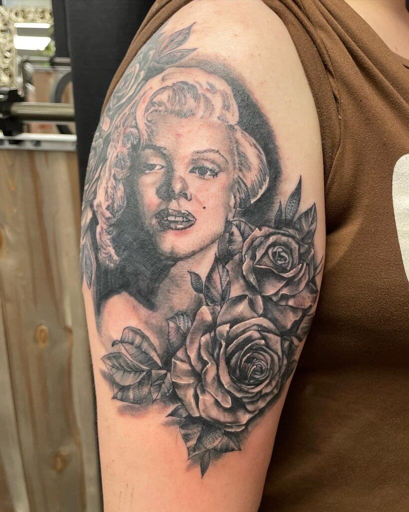 Tatou Foto Realis Maarylyn Monoroe Nwa ak Gri pa Tupicalo nan Iron Palm Tattoos nan Sant Atlanta, GA. Rele 404-973-7828 oubyen pase pou yon konsiltasyon gratis ak Tupicalo.