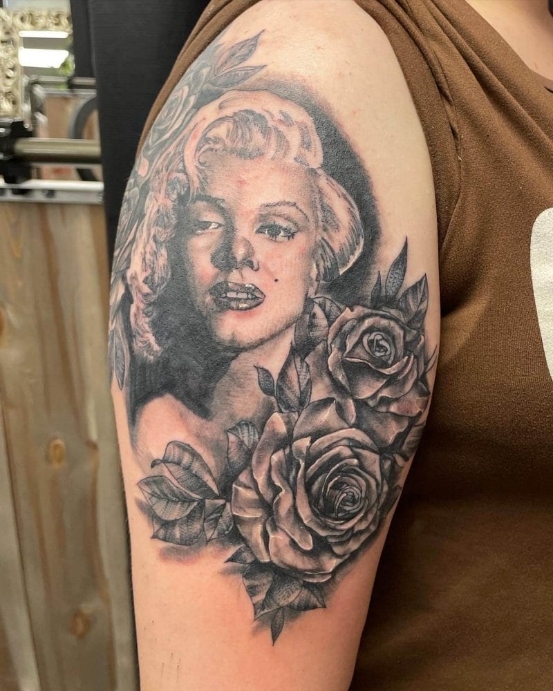 Tatuatge de fotorealismo negre i gris de Maarylyn Monoroe per Tupicalo a Iron Palm Tattoos al centre d'Atlanta, GA. Truqueu al 404-973-7828 o passeu-vos per a una consulta gratuïta amb Tupicalo.