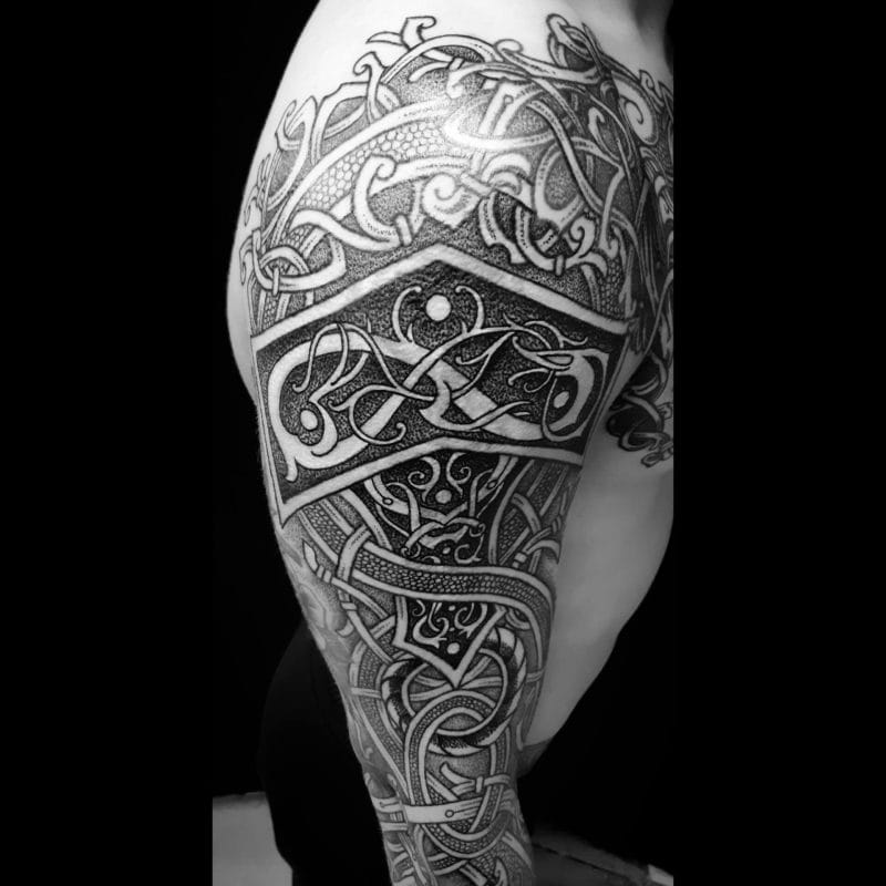 Gacan-gacmeedkan oo buuxa iyo gabal laabta ayaa ah safar astaan ah oo loo maro khuraafaadka Norse. Wadnaha laabta, Fenrir - yeyga halyeeyga ah - ayaa si adag ugu duudduubay hareeraha Vegvisir, calaamad xoog leh oo hagitaan iyada oo loo marayo fowdo. U soo qulqulaya cududda, dubbaha Mjolnir wuxuu ku dhejiyaa nashqada, oo lagu dhejiyay Abeesadii Midgard, oo samaynaysa hal-abuur geesinnimo leh oo awood ah, ilaalin, iyo xiisad caalami ah. Mashruucani wuxuu sidoo kale ahaa daboolka gabal duug ah, oo hadda loo beddelay tattoo shakhsi ahaaneed oo Viking ah. Naqshadu waxay isku daraysaa dhibco, shaqo madow, iyo knotwork Nordic ah oo la qurxiyey, oo soo qabanaya labnimada iyo farshaxanimada khuraafaadka labadaba sheeko muuqaal ah oo isku xidhan laabta ilaa curcurka.