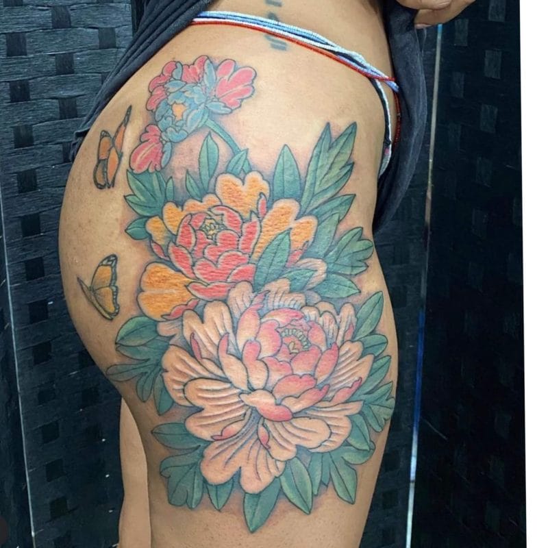 Tatuatge de flor de peònia de Tupicalo a Iron Palm Tattoos a Atlanta, GA. El client rebrà una màniga sencera a la cama dedicada a l'art tradicional japonès. Truqueu al 404-973-7828 o passeu-vos per a una consulta gratuïta. Tupicalo també està disponible amb cita prèvia.