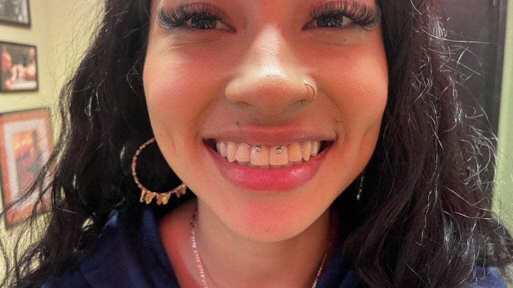 Smiley 'On The Inside' Body Piercing Ni Ari Sa Iron Palm Tattoos. Si Ari ay isang body piercer sa Iron Palm Tattoos Sa Downtown Atlanta, GA. Tumawag sa 404-973-7828 o huminto para sa libreng konsultasyon. Tinatanggap ang mga walk in.