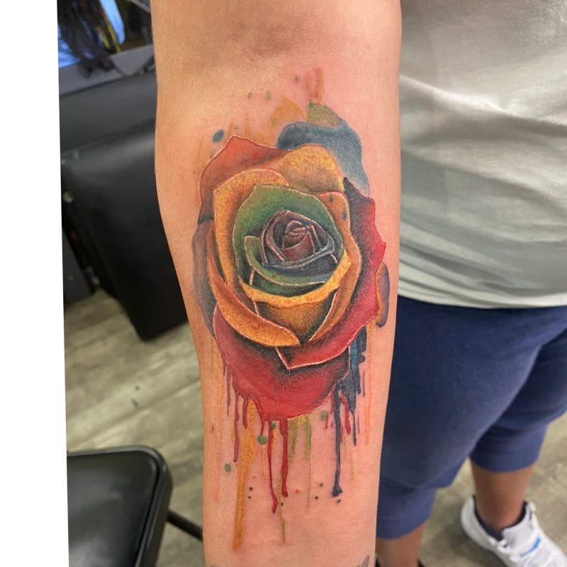 Tatuatge d'aquarel·la de Tupicalo. Al client li encanta pintar aquarel·les, així que Tupicalo va pintar aquest disseny fet pel client. Truca al 404-973-7828 o vine per a una consulta gratuïta. S'accepten visites sense cita prèvia.
