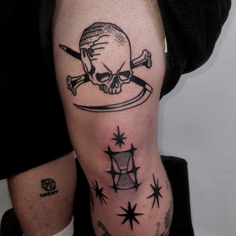 Qaybtani waa midda aan ka qaatay halabuurka memento mori, oo isku daraya qaab xardho oo faahfaahinaya caddaynta geesinimada leh ee tattoo-dhaqameedka Maraykanka. Xagga sare waxa fadhiya dhafoor dildilaacsan oo ay lafo isdhaafsan yihiin iyo masagsi — si toos ah u lulaya dhimashada, waqtiga, iyo lama huraanka dhimashada. Waxaan ka dhigay qaab-dhismeedka mid fudud laakiin garaaf ah, soo jiidashada dhiirigelinta farshaxankii hore ee alwaaxyada iyo tattoos badmaaxiinta, isku darka khadadka madow ee nadiifka ah iyo hadhka dhibco qarsoon si aan u siiyo qaab iyo dabeecad. Hoosta, waxaan ku daray muraayad-shabeed u eg oo ay ku hareeraysan yihiin xiddigo fiiqan oo siddeed gees ah, oo u dhaqmaya sidii qaab koofi ah iyo xusuusin in wakhtigu yahay muqadas. Waa ururin yar oo motif ah-laakin mid kastaa wuxuu ku hadlaa dhimashada, qaddarka, iyo socodka wakhtiga aamusnaanta, oo lagu bixiyo luqad muuqaal ah oo aan wakhti lahayn.