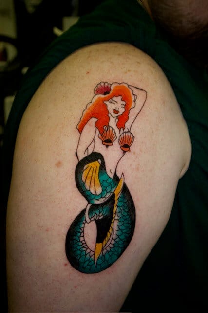 Stranka je videla Jahnovino fotografijo in jo prosila, naj za njegovo ženo izdela morsko deklico z rdečimi lasmi v slogu Sailor Jerryja. Pokličite 404-973-7828 ali se oglasite na brezplačnem posvetu z Jahnovo.