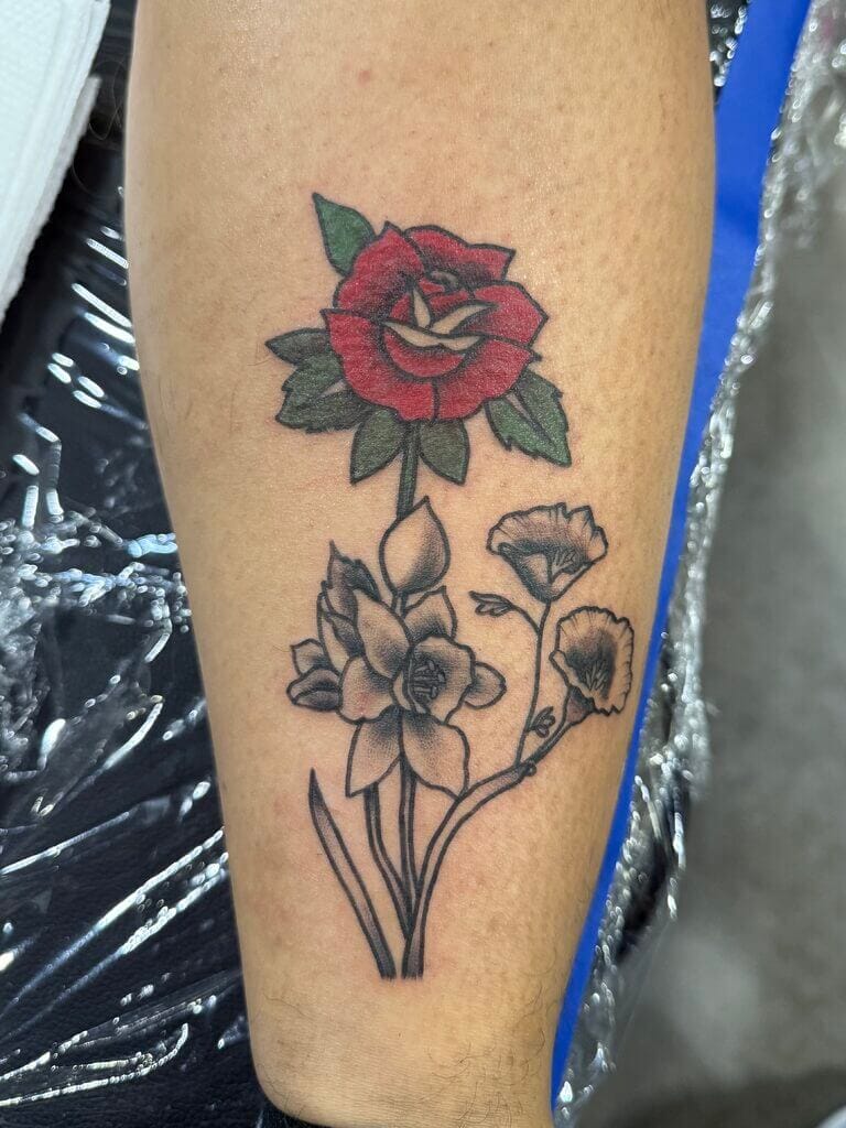 Această familie a vizitat Jahnova pentru a-și consolida legătura familială, tatuându-și florile natale în fiecare tatuaj. Jahnova a surprins sentimentul din spatele fiecărui design și l-a realizat. Abilitatea ei de a îmbina poveștile personale cu expresia creativă face ca fiecare tatuaj să fie o operă de artă semnificativă. Indiferent dacă onorați familia, dragostea sau amintirile, Jahnova vă poate ajuta să vă aduceți viziunea la viață. Sunați la 404-973-7828 pentru a programa o consultație gratuită pentru un tatuaj.