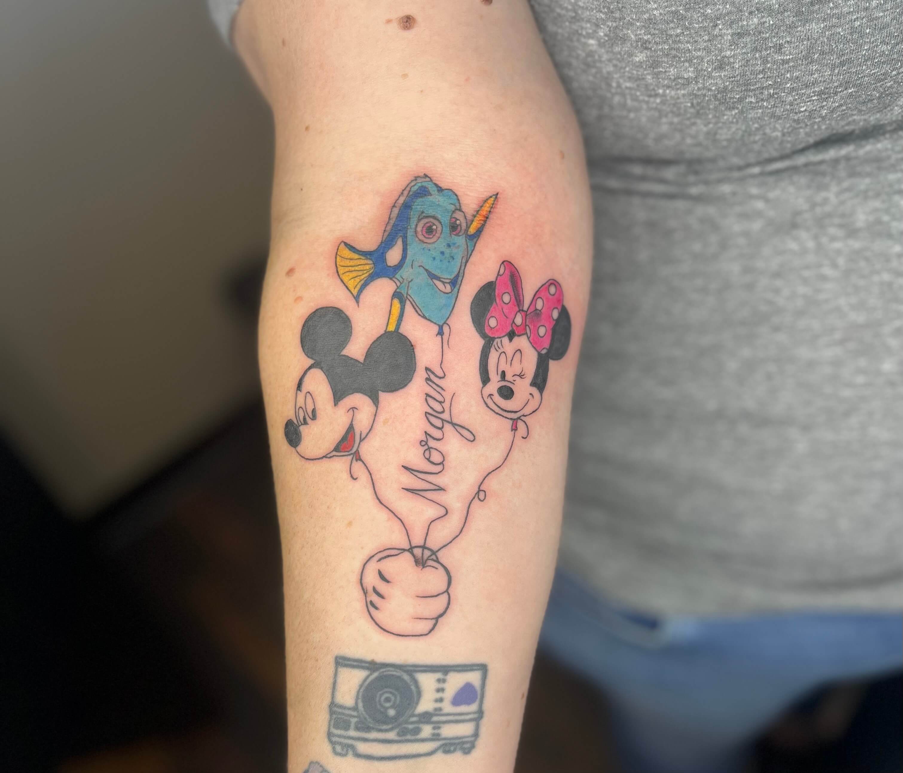 Nemo, Mickey Mouse, ug Minnie Mouse Anime Tattoo Ni Jahnova. Mickey, Minnie, ug Nemo... Paboritong mga karakter sa cartoon sa pagkabata sa tanan! Tawag o text sa 404-973-7828 o hunong sa Iron Palm Tattoos alang sa libreng konsultasyon.