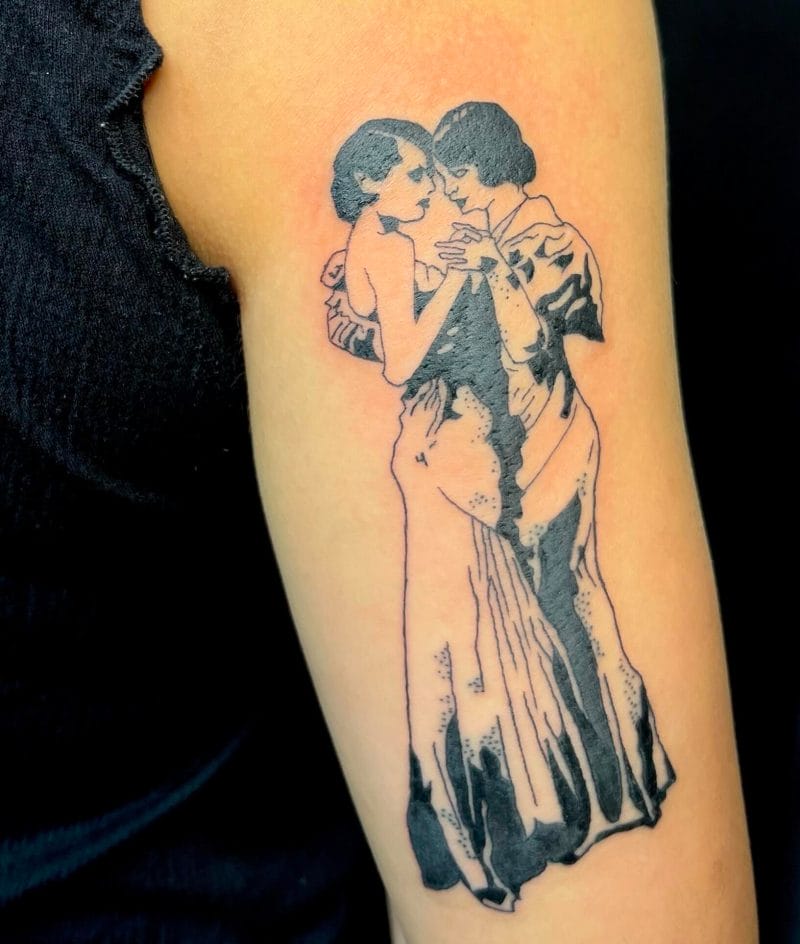यो एउटा फाइन लाइन ट्याटु हो जसले एक जोडी नाचिरहेको र सँगै समय बिताएको प्रतिनिधित्व गर्दछ। यो प्रतीकात्मकता नजिकका साथीहरू र प्रेमीहरूलाई पनि लागू हुन सक्छ। यो ट्याटु एउटा पुस्तकमा उत्पत्ति भएको थियो तर हामीलाई कुन हो भनेर याद छैन। यदि कसैलाई थाहा छ भने कृपया हामीलाई सम्पर्क गर्नुहोस्। हामी छविबाट उत्सुक छौं र यसको उत्पत्तिको बारेमा थप जान्न चाहन्छौं।
