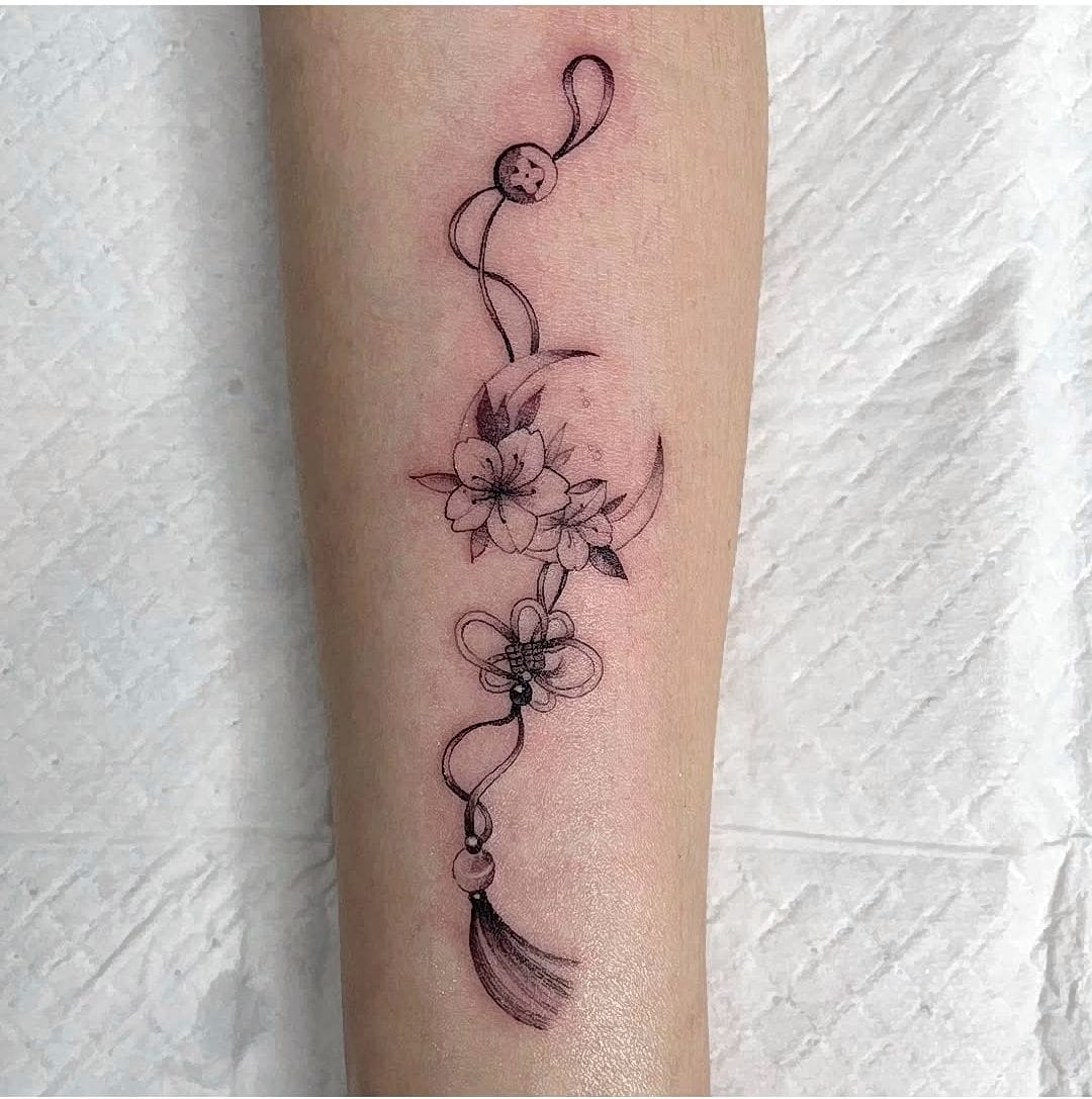 Татуировка «Цветок, луна и лента» в стиле тонких линий от Кавы. Кава создал эту татуировку на заказ для клиента из Южной Кореи. Кава — приглашенный татуировщик в Iron Palm Tattoos в Атланте, штат Джорджия. Позвоните или напишите по номеру 404-973-7828 или загляните к нам на бесплатную консультацию. Принимаем без предварительной записи.