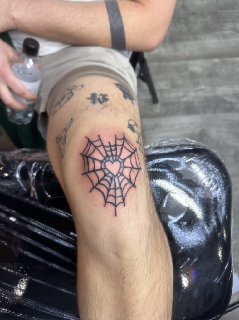 Na pe'a e le tufuga pe'a o Atlanta, o Moe, lenei pe'a i luga o le tulivae o se tagata fa'atau mo le Aso Faraile 13 o le Fa'ai'uga o le Vaiaso o Valentine i le Iron Palm Tattoos i le ogatotonu o Atlanta. Vala'au pe lafo se fe'au tusitusia i le 404--973-7828 mo se feutagaiga fua i le faleoloa pe'a o Atlanta.