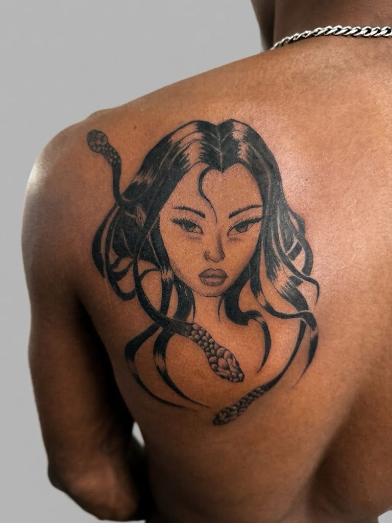 He peʻa ʻeleʻele a hina hoʻi o ka maka o ka wahine me ka lauoho e kahe ana i ulana ʻia me ka nahesa ma ke kua o luna.