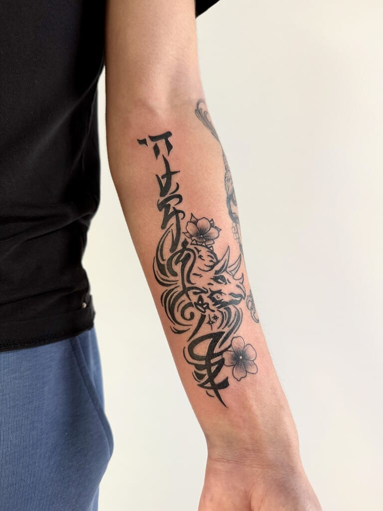 ʻO ke kanji hana ʻeleʻele a me ka peʻa lima deragona i hoʻonaninani ʻia me nā leo pua a me ka hana laina wiwo ʻole