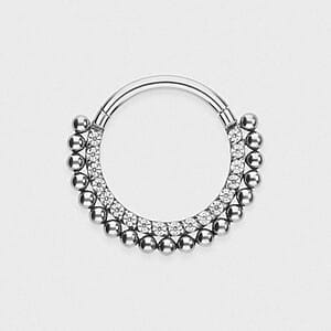 E hoʻohui i ka ʻālohilohi lahilahi me kēia apo kaomi titanium 16g e hōʻike ana i nā momi kristal a me nā beading micron. Pani kaomi maʻalahi, kūpono 8mm, titanium ASTM F-136 paʻa. Loaʻa i nā kala anodized. Kāhea a leka uila paha iā Iron Palm Tattoos ma 404-973-7828 no nā kikoʻī.