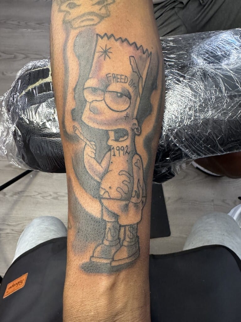 Itim at abuhing tattoo ni Bart Simpson sa bisig na may kulay na background