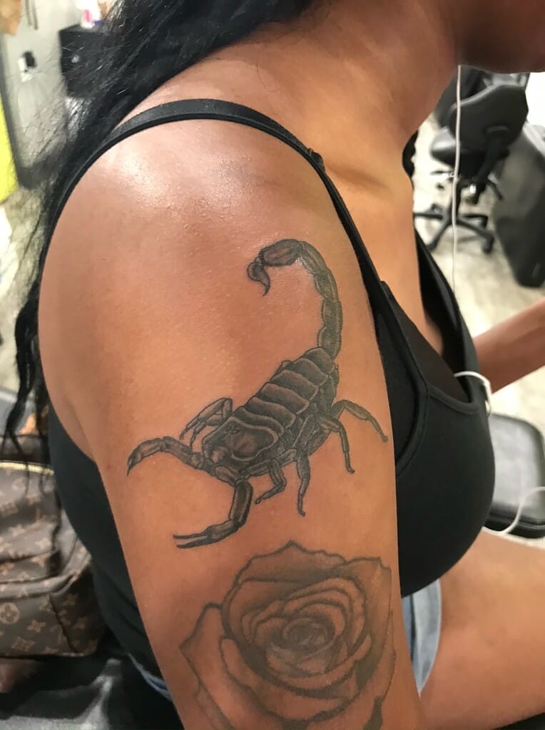 Tattoo sa balikat na itim at kulay abong alakdan