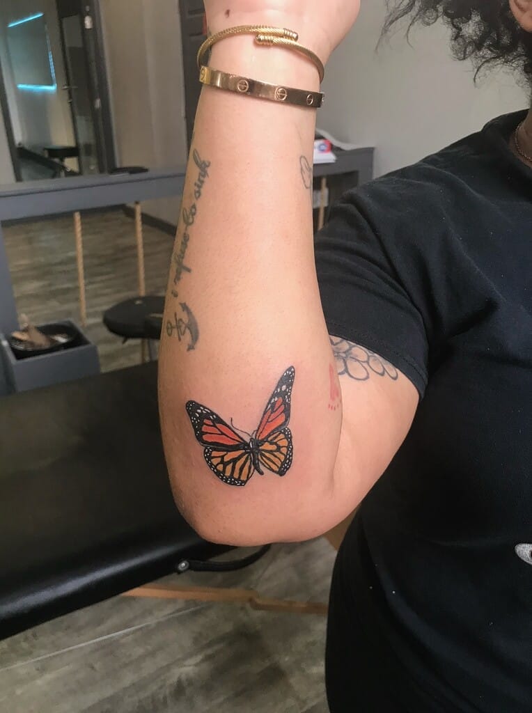 Tattoo-ya perperoka monarş a rengîn