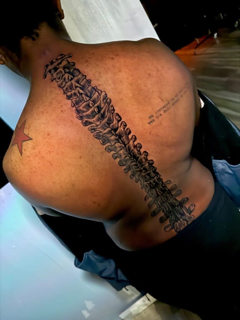 යථාර්ථවාදී කොඳු ඇට පෙළ පිටුපස පච්චය